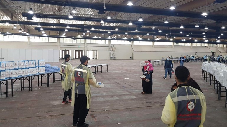 «إعانة المرضى» توزع 5500 وجبة غذائية و14 ألف علبة عصائر ومياه على مراجعي فحص الكورونا بأرض المعارض