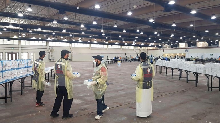 «إعانة المرضى» توزع 5500 وجبة غذائية و14 ألف علبة عصائر ومياه على مراجعي فحص الكورونا بأرض المعارض