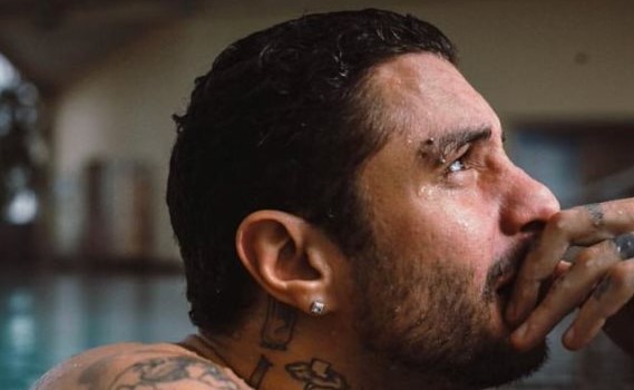 بالفيديو.. أحمد الفيشاوي "يلطم" بسبب كورونا