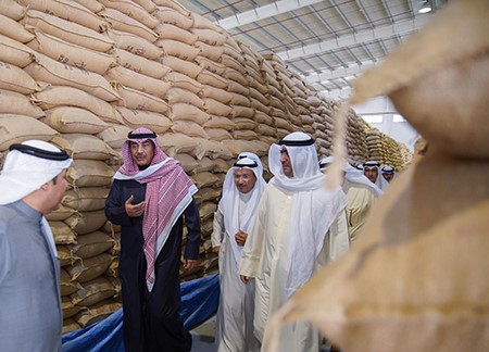 رئيس الوزراء يتفقد المخزون الاستراتيجي الغذائي في جولة مع وزير التجارة ويطمئن على وفرة المخزون