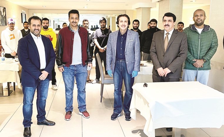 السفير الشيخ عزام الصباح خلال لقائه الضباط الطيارين المتدربين في الجمهورية الإيطالية