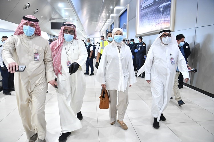 مريم العقيل وم.يوسف الفوزان خلال الإشراف على عملية إقلاع الرحلة المصرية إلى القاهرة