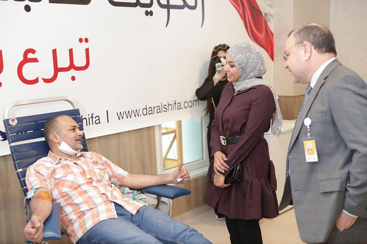 د.فاطمة النجار في حديث مع أحد المتبرعين