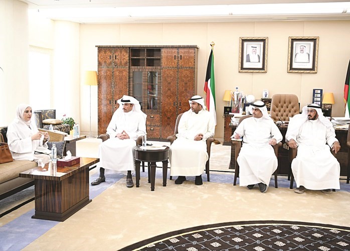 مرزوق الغانم مع الوزيرة مريم العقيل ويبدو سعود الشويعر ورياض العدساني ويوسف الفضالة