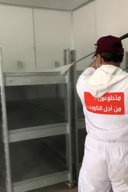 "متطوعون من أجل الكويت" يعقم جميع مباني المقابر
