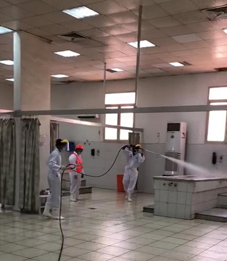 "متطوعون من أجل الكويت" يعقم جميع مباني المقابر