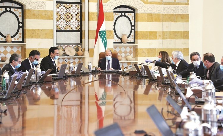 جلسة حكومية بـ الكمامات ترأسها الرئيس ميشال عون بحضور رئيس الوزراء حسان دياب وبقية الوزراء	(محمود الطويل)