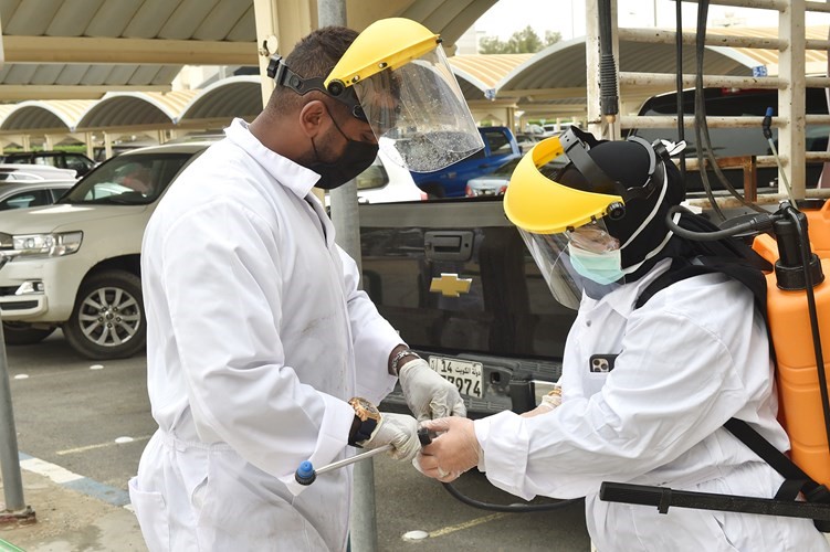 المرأة الكويتية إلى جانب الرجل في مختلف الأزمات