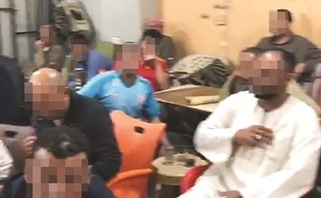  الوافدو خالفوا تعليمات وزارة الصحة بمنع التجمع وتدخين الشيشة في مكان عام