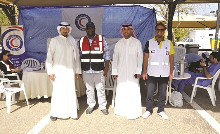 نواف اليتامى وإبراهيم المعتوق مع مسؤولي محجر الخيران