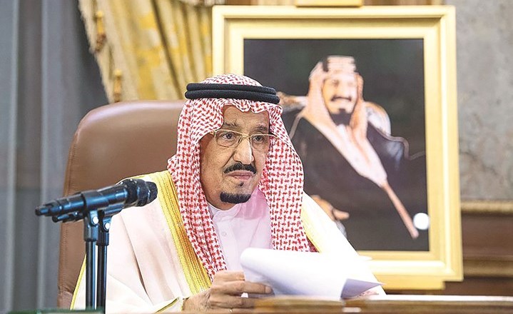 خادم الحرمين الشريفين الملك سلمان بن عبد العزيز موجها كلمة للمواطنين والمقيمين على ارض المملكة امس(واس)