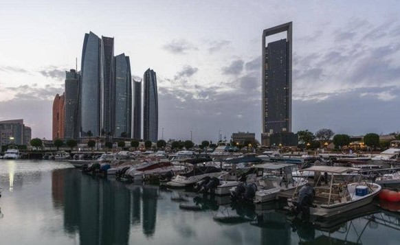 الإمارات تلزم مواطني دول مجلس التعاون الخليجي بالفحص عند الوصول والحجر لمدة 14 يوما