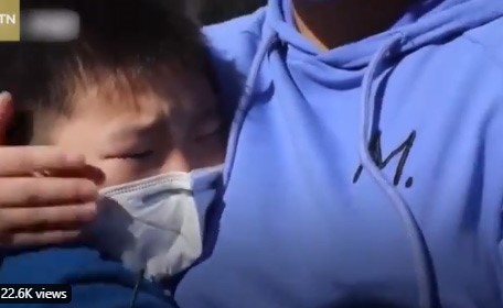 بالفيديو.. لقاء مؤثر بين طفل وأمه بعد انتهاء عملها في مستشفى ووهان