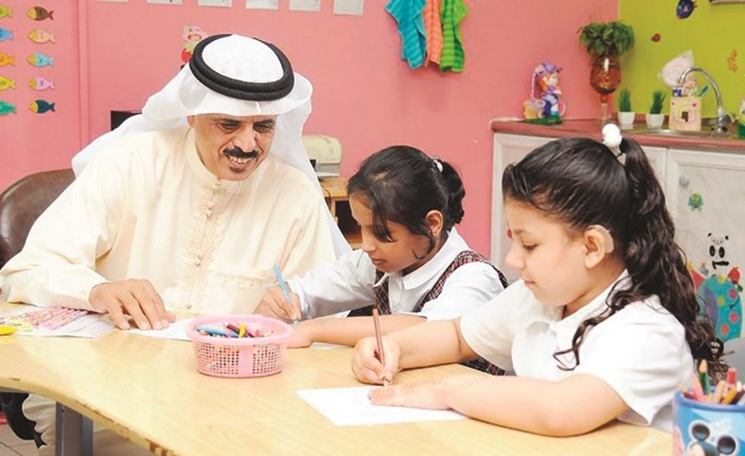 د.ماجد النعيمي خلال زيارته لإحدى المدارس