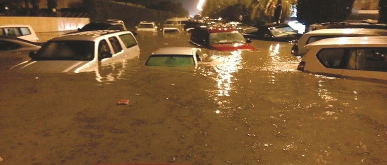 الأمطار أغرقت شوارع الكويت العام الماضي وتعطلت أيامها الدراسة!