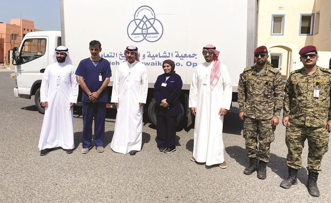 إبراهيم المعتوق ومحمد الخرافي ونواف اليتامى خلال تقديم المعقمات والمواد الاستهلاكية لمحجر الجون