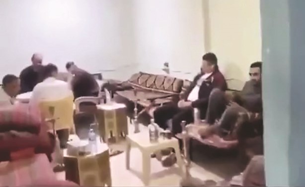 وافدون ضبطوا داخل المقهى المنزلي سيحولون إلى الابعاد الاداري