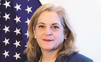 السفيرة الأميركية ألينا رومانوسكي