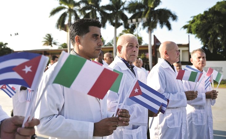 الاطباء الكوبيون قبل توجههم الى ايطاليا للمساعدة في مكافحة كورونا 	(أ.ف.پ)