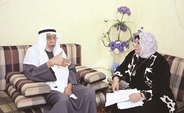رئيس جمعية الإصلاح الاجتماعي د. خالد المذكور متحدثا للزميلة ليلى الشافعي	 (ريليش كومار)