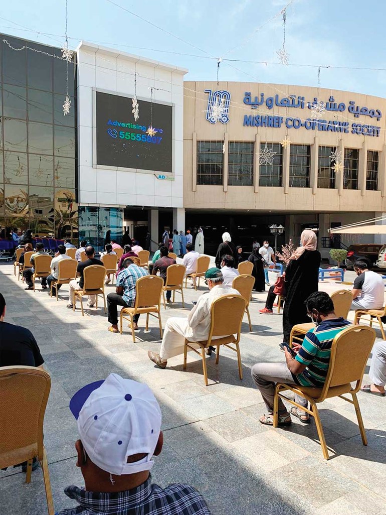 تعاونية مشرف جهزت المقاعد للمتسوقين أثناء انتظارهم الدخول