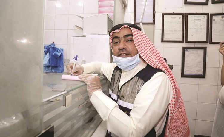 تحرير إحدى المخالفات خلال الجولة	(زين علام)