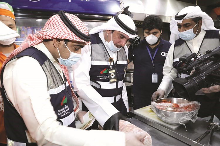 تدقيق على المنتجات والمواد الغذائية خلال جولة اللجنة المشتركة بالجهراء	(زين علام)