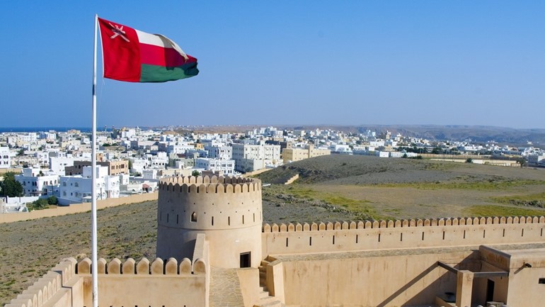 سلطنة عمان تحظر التجمعات العامة وتقلص عدد الموظفين بمقرات العمل وتغلق محلات الصرافة