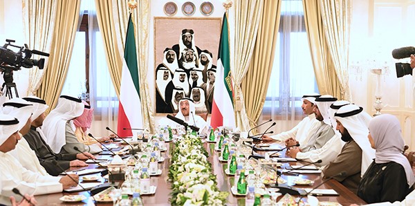 صاحب السمو لمجلس الوزراء: قالوا عن الكويت إنها الوحيدة بين دول العالم التي سبقت الآخرين في مواجهة هذا المرض الخطير مرض كورونا.. وزير الصحة الدكتور نسميه الديكتاتور مع كل أوامره وهي كلها في صالح حياة المواطن وعيشته