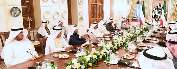 صاحب السمو لمجلس الوزراء: قالوا عن الكويت إنها الوحيدة بين دول العالم التي سبقت الآخرين في مواجهة هذا المرض الخطير مرض كورونا.. وزير الصحة الدكتور نسميه الديكتاتور مع كل أوامره وهي كلها في صالح حياة المواطن وعيشته