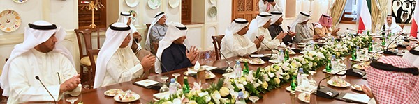 صاحب السمو لمجلس الوزراء: قالوا عن الكويت إنها الوحيدة بين دول العالم التي سبقت الآخرين في مواجهة هذا المرض الخطير مرض كورونا.. وزير الصحة الدكتور نسميه الديكتاتور مع كل أوامره وهي كلها في صالح حياة المواطن وعيشته