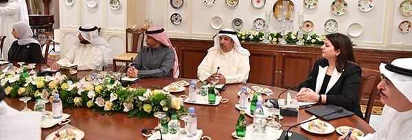 صاحب السمو لمجلس الوزراء: قالوا عن الكويت إنها الوحيدة بين دول العالم التي سبقت الآخرين في مواجهة هذا المرض الخطير مرض كورونا.. وزير الصحة الدكتور نسميه الديكتاتور مع كل أوامره وهي كلها في صالح حياة المواطن وعيشته
