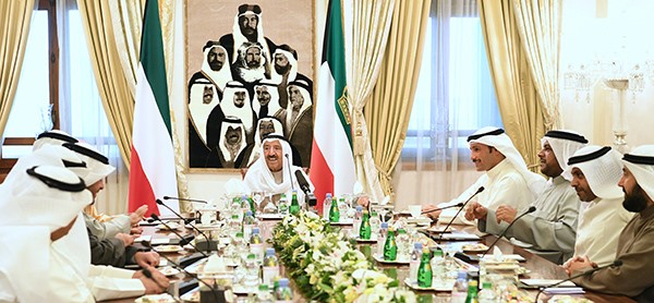صاحب السمو لمجلس الوزراء: قالوا عن الكويت إنها الوحيدة بين دول العالم التي سبقت الآخرين في مواجهة هذا المرض الخطير مرض كورونا.. وزير الصحة الدكتور نسميه الديكتاتور مع كل أوامره وهي كلها في صالح حياة المواطن وعيشته