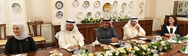 صاحب السمو لمجلس الوزراء: قالوا عن الكويت إنها الوحيدة بين دول العالم التي سبقت الآخرين في مواجهة هذا المرض الخطير مرض كورونا.. وزير الصحة الدكتور نسميه الديكتاتور مع كل أوامره وهي كلها في صالح حياة المواطن وعيشته