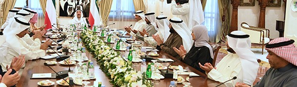 صاحب السمو لمجلس الوزراء: قالوا عن الكويت إنها الوحيدة بين دول العالم التي سبقت الآخرين في مواجهة هذا المرض الخطير مرض كورونا.. وزير الصحة الدكتور نسميه الديكتاتور مع كل أوامره وهي كلها في صالح حياة المواطن وعيشته