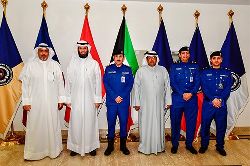 الإطفاء بالتعاون مع وزارة الصحة تتولى مسؤولية توزيع الأدوية على المواطنين والمقيمين خلال فترة الحظر