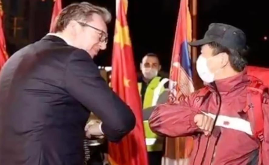 بالفيديو.. الرئيس الصربي يقبل العلم الصيني امتناناً لمساعدة صربيا بأزمة كورونا