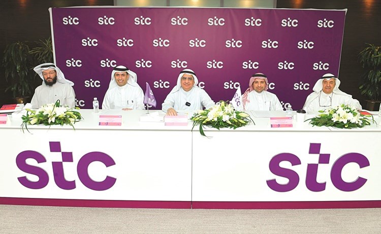 د.محمود عبدالرحمن مترئسا عمومية شركة الاتصالات الكويتية (stc) أمس