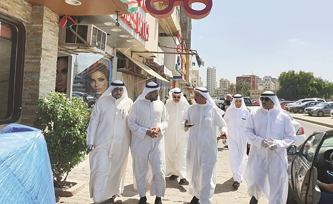 م.فهد الشتيلي وفريق البلدية خلال الجولة