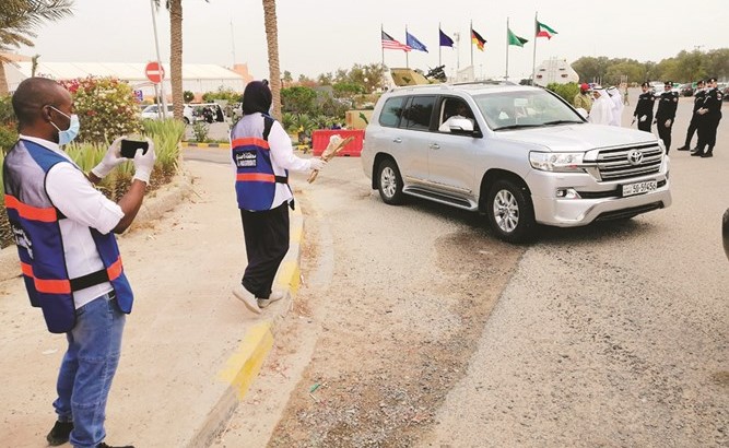 أحد اعضاء الفريق التطوعي يهدي الورود لأحد المغادرين