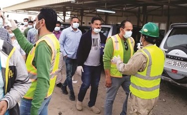 قياس حرارة العاملين قبل بدء العمل