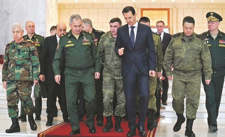 الرئيس بشار الأسد مستقبلا وزير الدفاع الروسي سيرغي شويغو في دمشق	(أ.ف.پ)