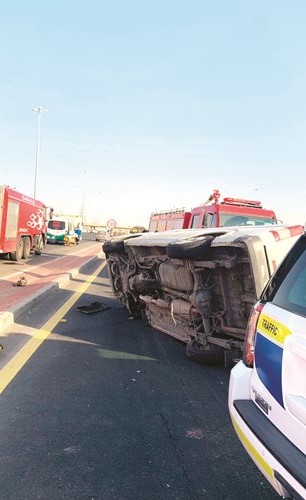 الباص وقد انقلب على جانبه