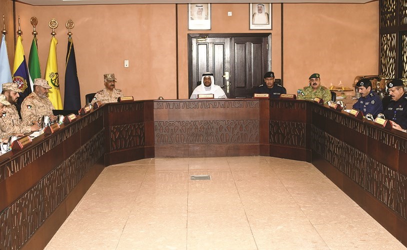 الشيخ أحمد المنصور خلال الاجتماع مع قياديي الداخلية والحرس والإطفاء