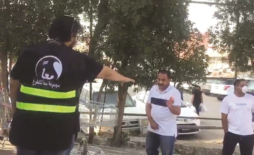 تنظيم الدخول والحفاظ على مسافة مناسبة بين الزبائن