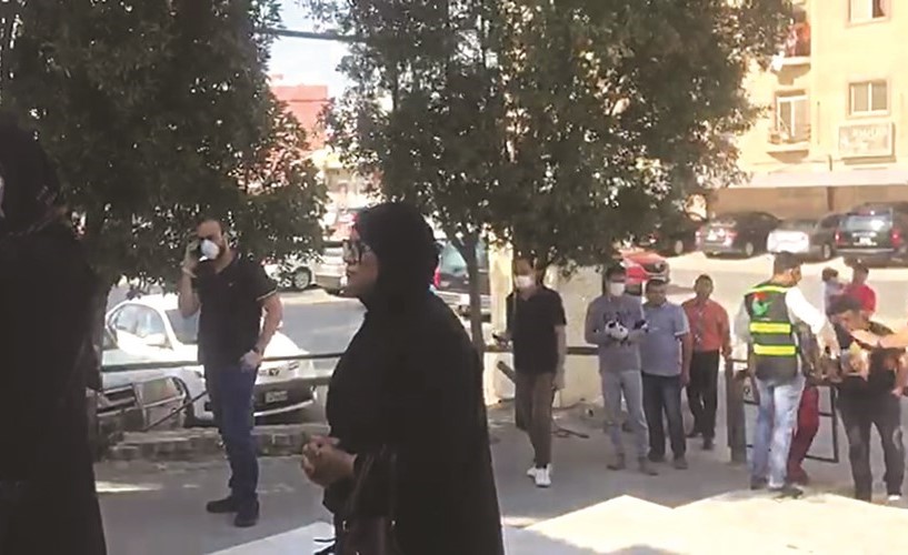 زحام وطوابير أمام الجمعيات التعاونية