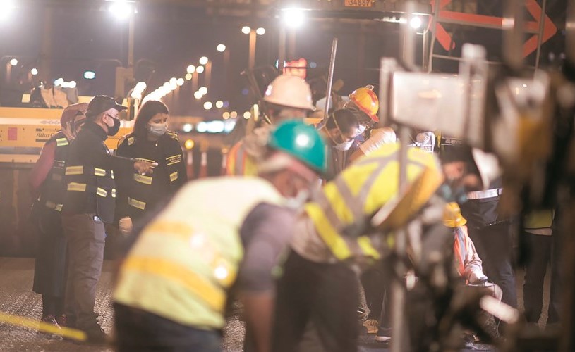 د.رنا الفارس خلال متابعة أعمال إصلاح الطرق