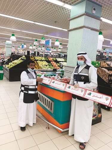 1فريق التجارة خلال إغلاق احد المحلات المخالفة