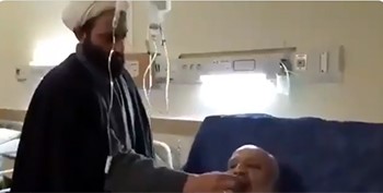 وفاة مصاب كورونا في إيران بعدما منحه رجل دين "علاجاً معجزة"