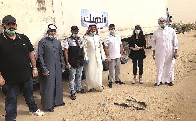 جمال الفضلي والمزارع فيصل الدماك مع المشتركين في مبادرة نحميك